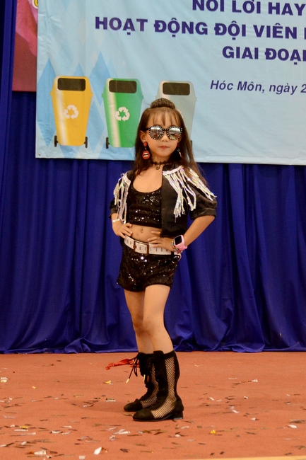 Giving gift portions to pupils on the occasion of Mid-Autumn Festival